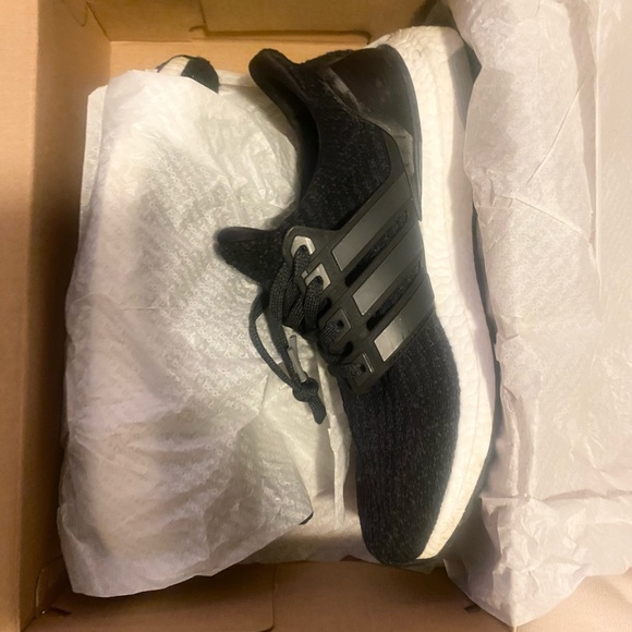 Authentic Adidas Ultraboost in Black & White size 6Y - Picture 7 of 10